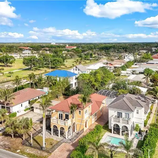 VERSATILE PROPERTY IN NAPLES PARK
