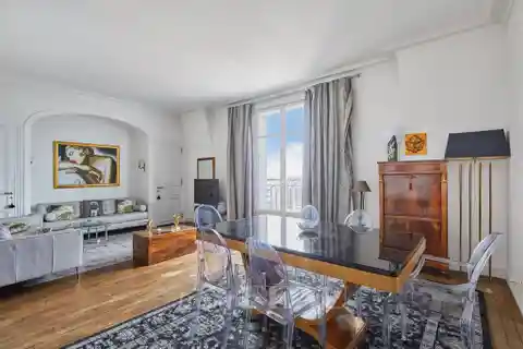 Incredibly Bright Apartment in Elegant Art Deco Building