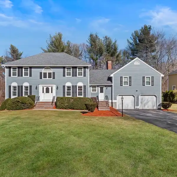 FABULOUS CENTER ENTRANCE COLONIAL