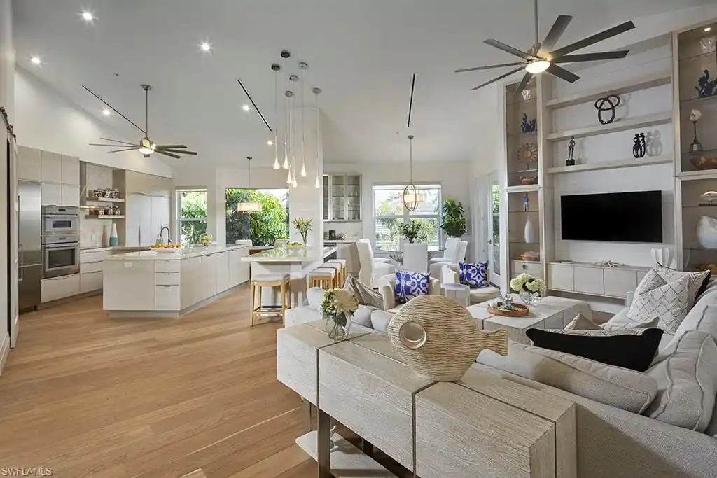 Spacious Condo in Gated Colonade