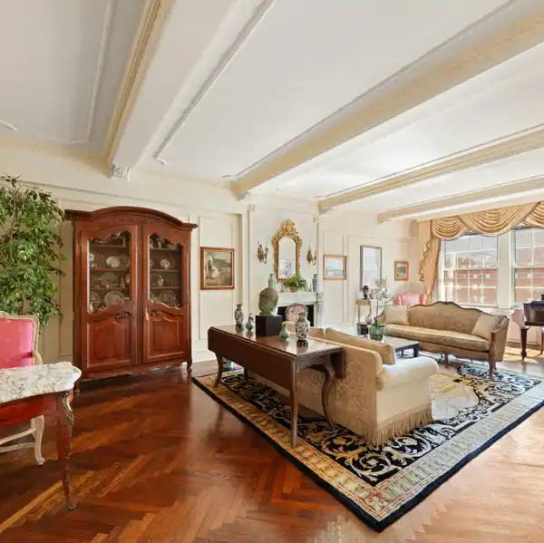 SPRAWLING NINE-ROOM RESIDENCE