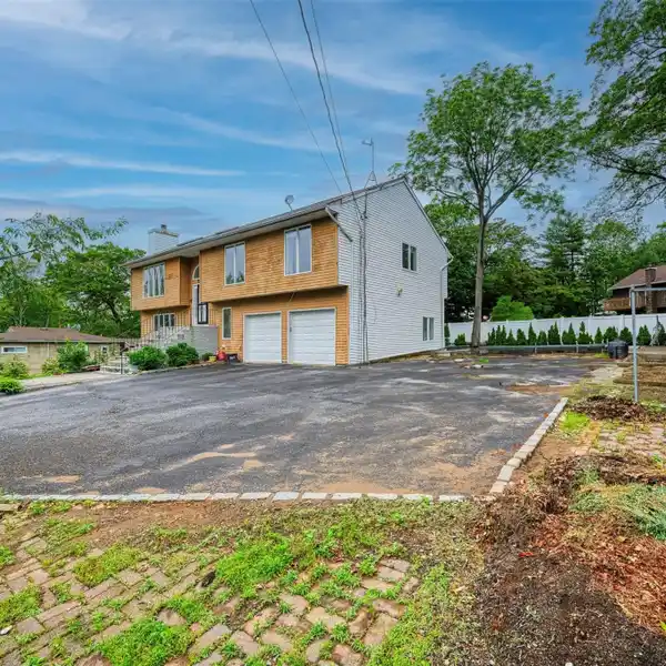 EXTRAORDINARY HOME BLENDING LUXURY AND COMFORT