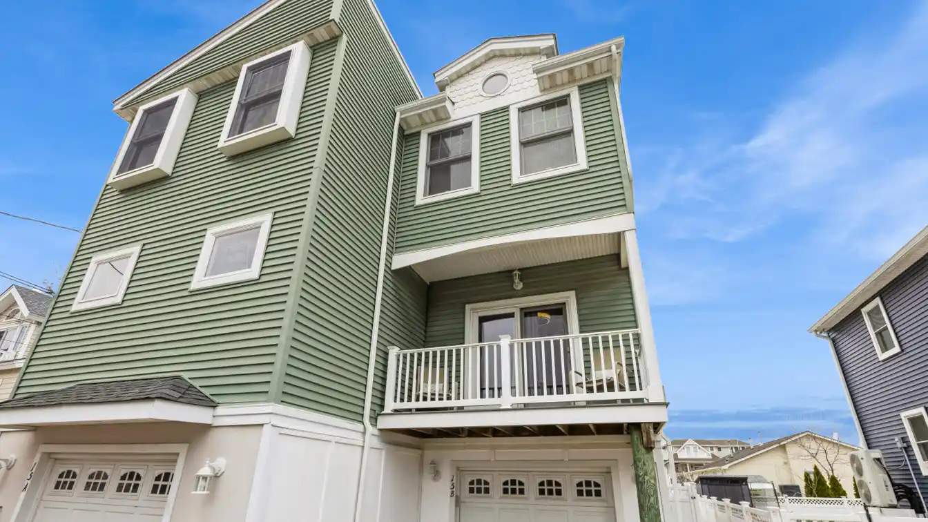 Fully Furnished Townhouse Between the Bay and the Beach