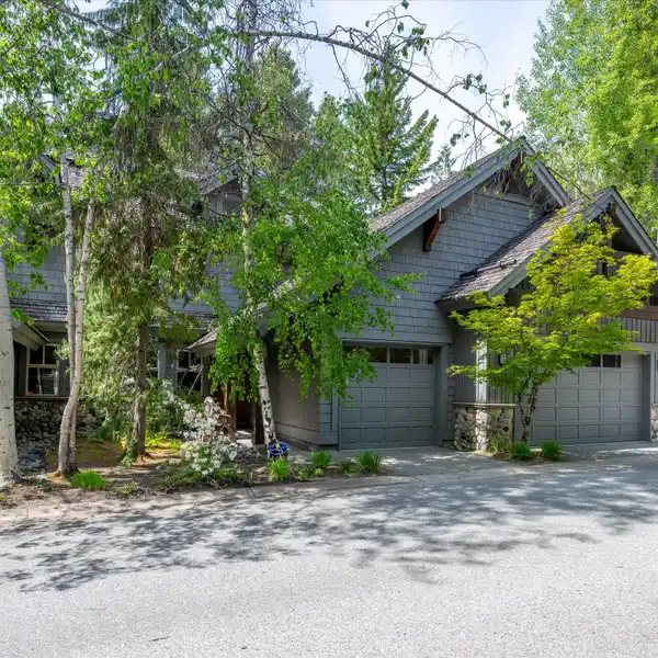 SOUGHT-AFTER BENCHLANDS LOCATION