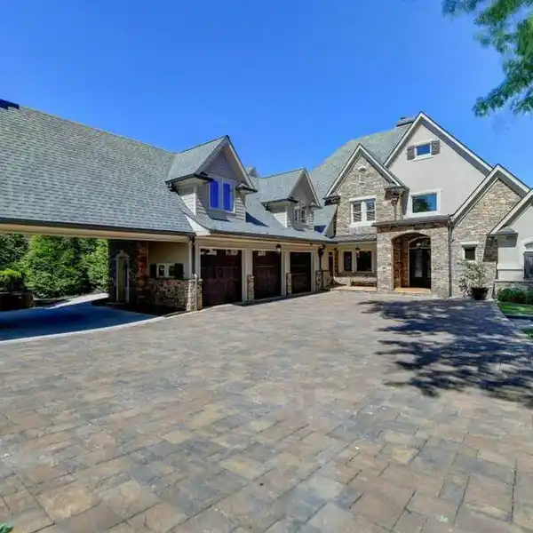 STUNNING LAKE HOUSE
