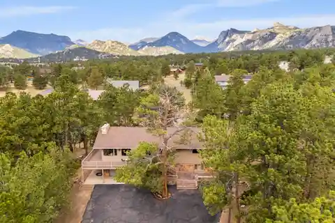 Spacious Wooded Escape with Bonus Garages