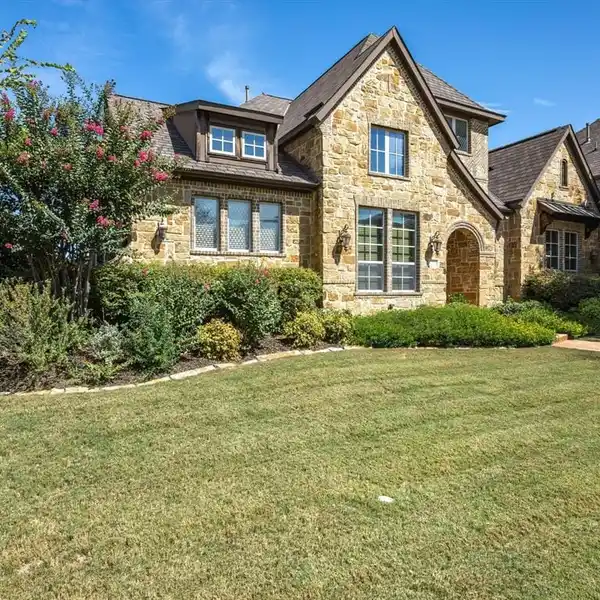 GORGEOUS HOME OVERLOOKING SHADY OAKS GOLF COURSE