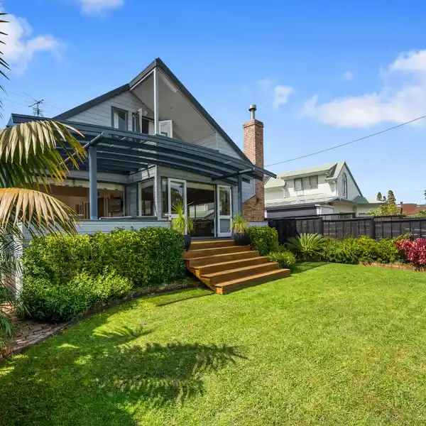 CONTEMPORARY COASTAL HOME BETWEEN TWO ICONIC BEACHES