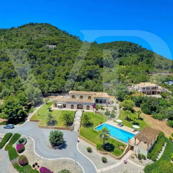 MAGNIFICENT FINCA WITH POOL AND VIEWS TO THE SEA IN CAPDEPERA