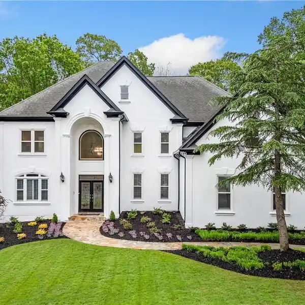STUNNING EXECUTIVE HOME IN HIGHLY SOUGHT AFTER EDGEMERE ESTATES
