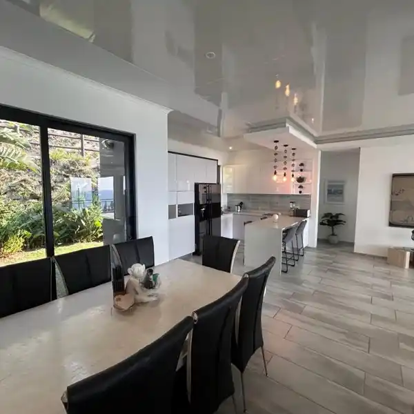 SOPHISTICATED SANCTUARY STEPS FROM BALLITO BEACH