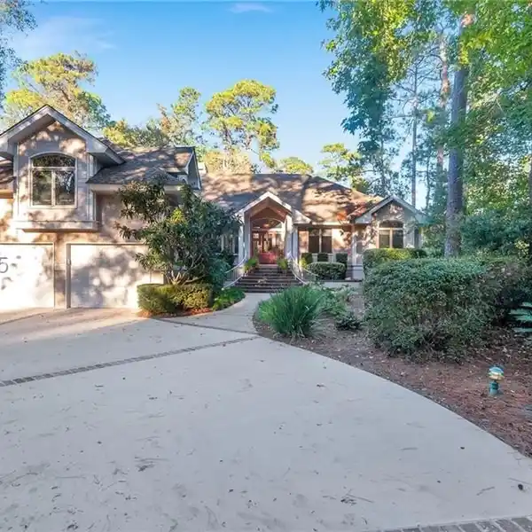 A PEACEFUL RETREAT WITH WORLD-CLASS AMENITIES