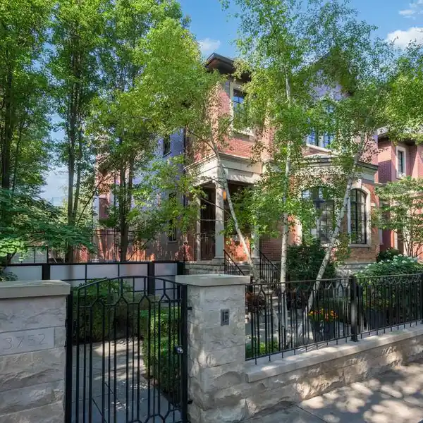 EXTRAORDINARY RESIDENCE IN THE SOUTHPORT CORRIDOR