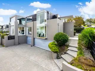 Stylish Home Steps from Okahu Bay Reserve