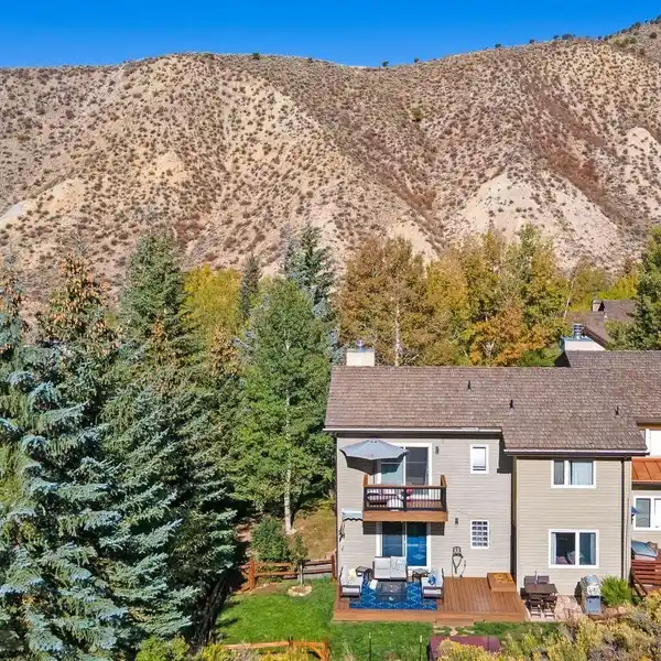 THOUGHTFULLY DESIGNED DUPLEX WITH AN IDEAL PLAN