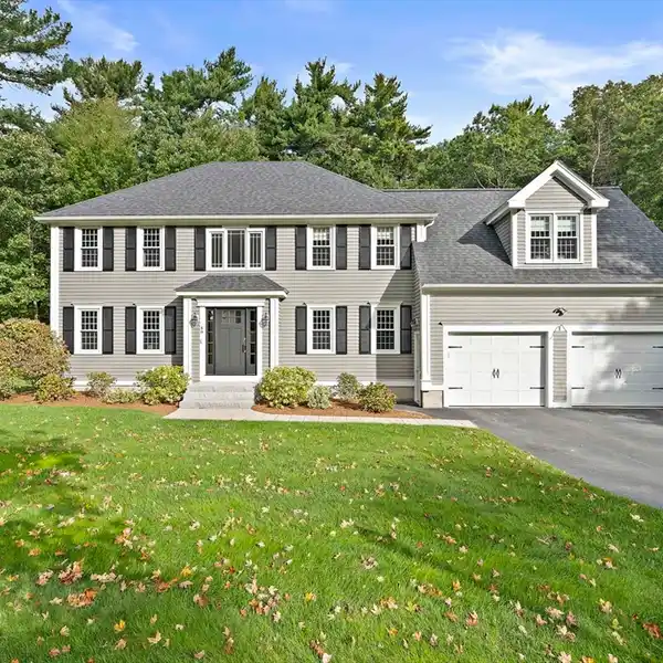 GORGEOUS CENTER-ENTRANCE COLONIAL