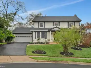 Sunlit Cul-De-Sac Gem with Grand Deck