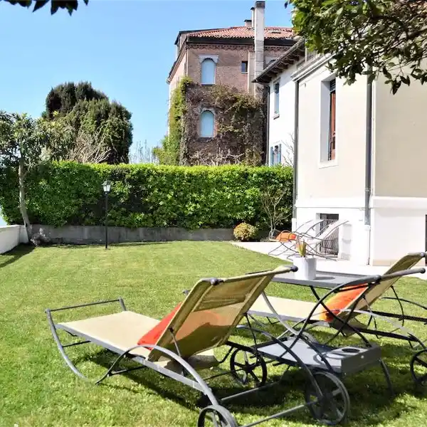 PRIVATE GARDEN AND  BOAT MOORING