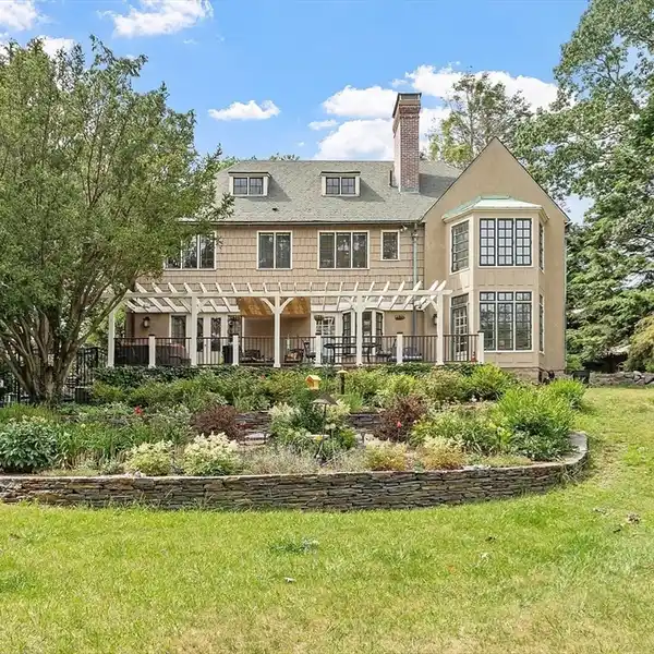 TIMELESS ENGLISH MANOR BY THE SEA