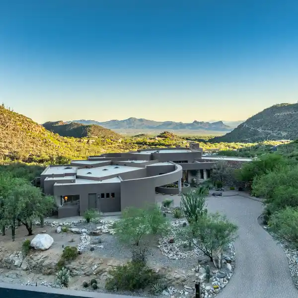 ARTISTIC ELEGANCE MEETS DESERT SERENITY