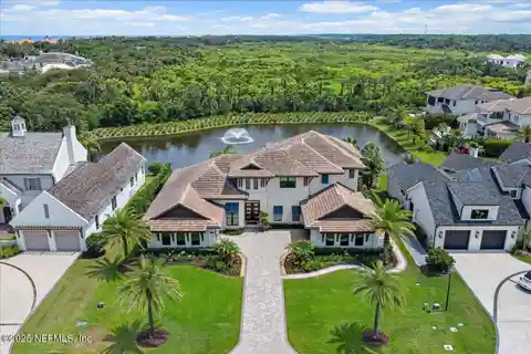 Exceptional Residence in an Exclusive Neighborhood