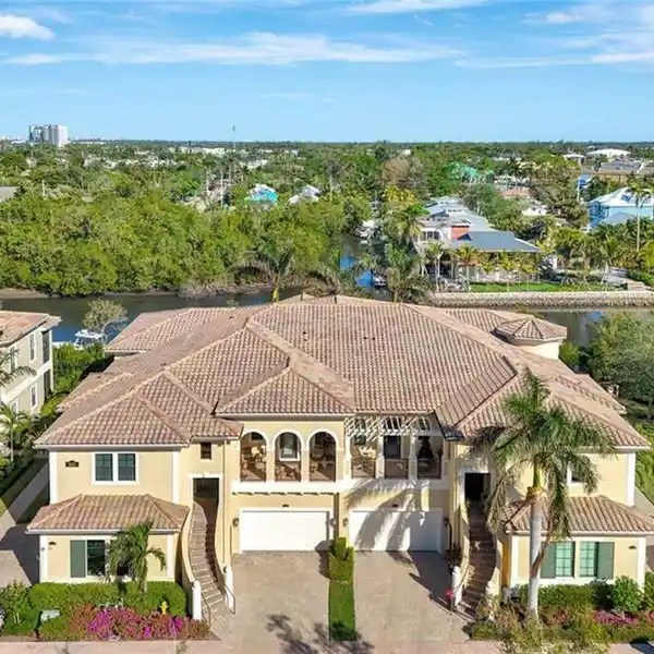 EXCEPTIONAL FIRST-FLOOR COACH HOME AT REGATTA LANDING
