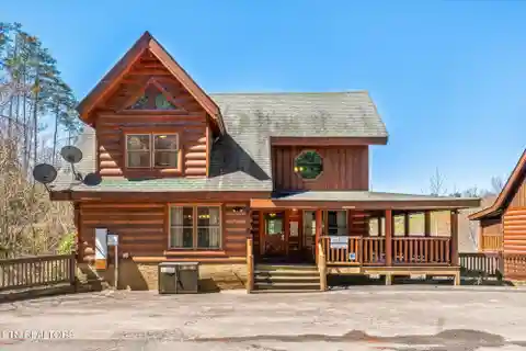 Unique Luxury Log Cabin