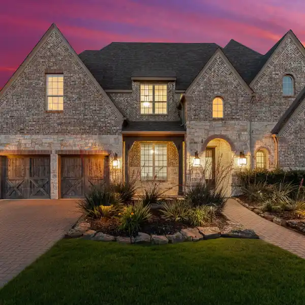 EXQUISITE ESTATE IN WHITLEY PLACE