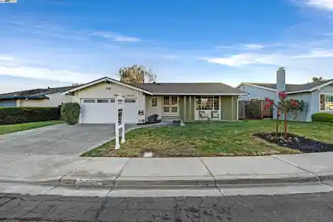 Light-Filled Home in Desirable Brookvale