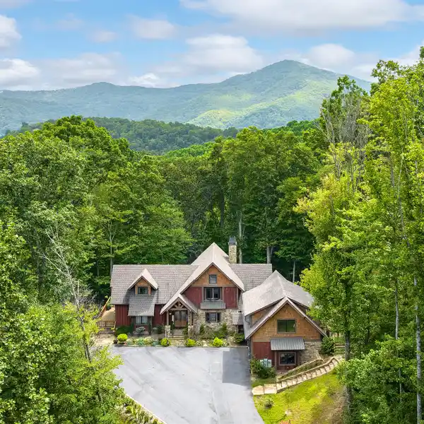 POST-AND-BEAM MASTERPIECE IN THE SCENIC BLUE RIDGE MOUNTAINS