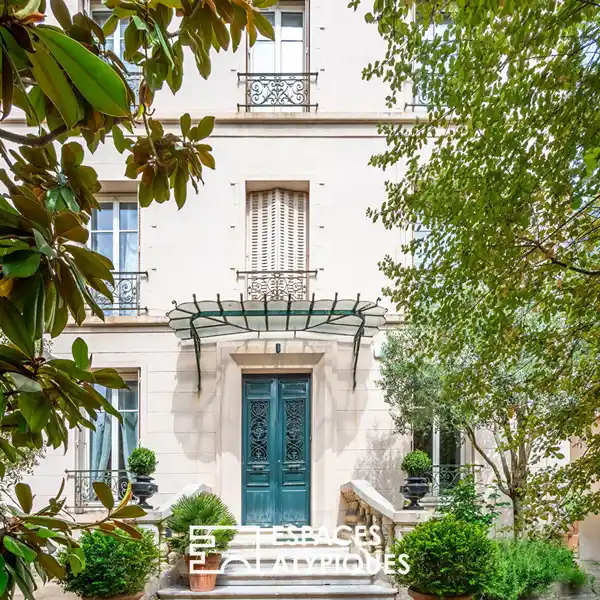 ELEGANT MANSION-STYLE HOUSE