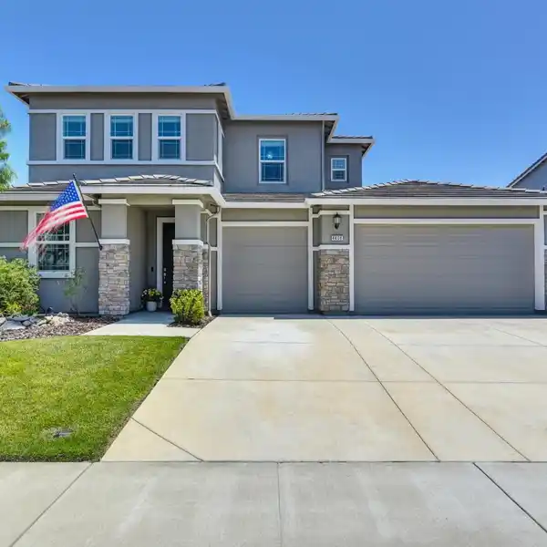 BEAUTIFUL ENERGY-EFFICIENT HOME IN PRIME LOCATION