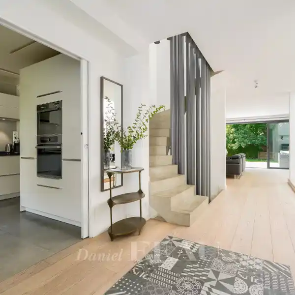 BEAUTIFULLY APPOINTED NEWER PROPERTY