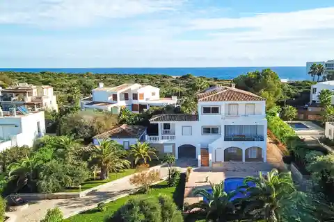 Modern Villa with a Guest Apartment