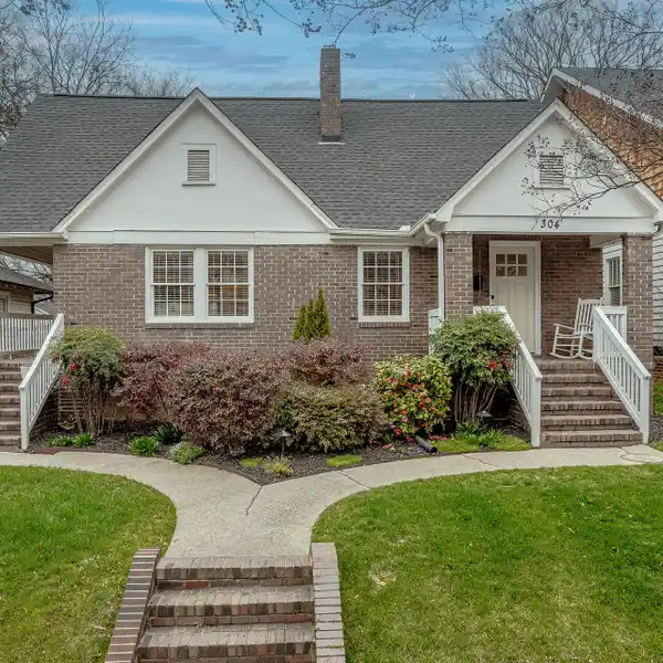 CLASSIC HOME IN THE HISTORIC DISTRICT OF WILMORE