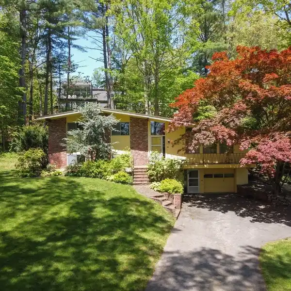 CREATE A LUXURY RETREAT IN A SOUGHT-AFTER LOCATION