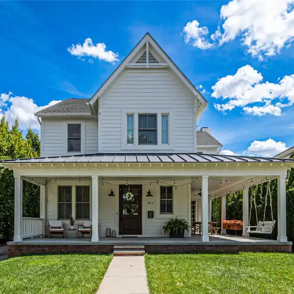 GORGEOUS NEWER BUILD MODERN FARMHOUSE