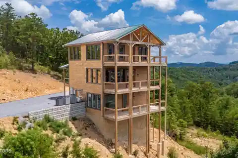 Three-Story Cabin with Spacious Decks Everywhere