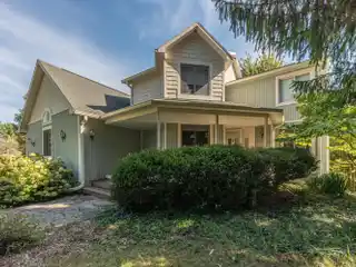 Versatile Equestrian Retreat with Indoor Arena