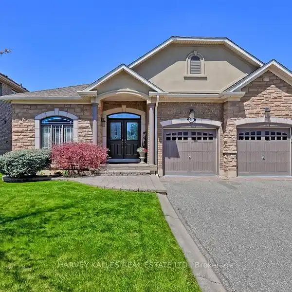 CUSTOM BUNGALOW WITH LUXURIOUS OPEN CONCEPT