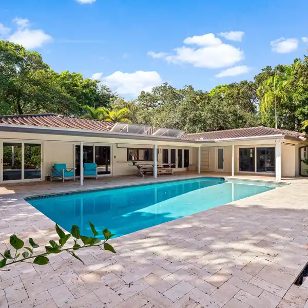 OLD FLORESTA ELEGANCE WITH SPA SUITE AND SALINE POOL