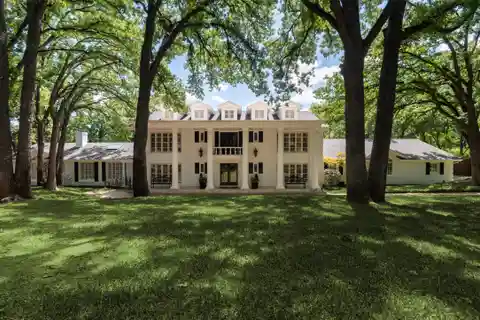 Grand Estate in Prestigious Shady Valley