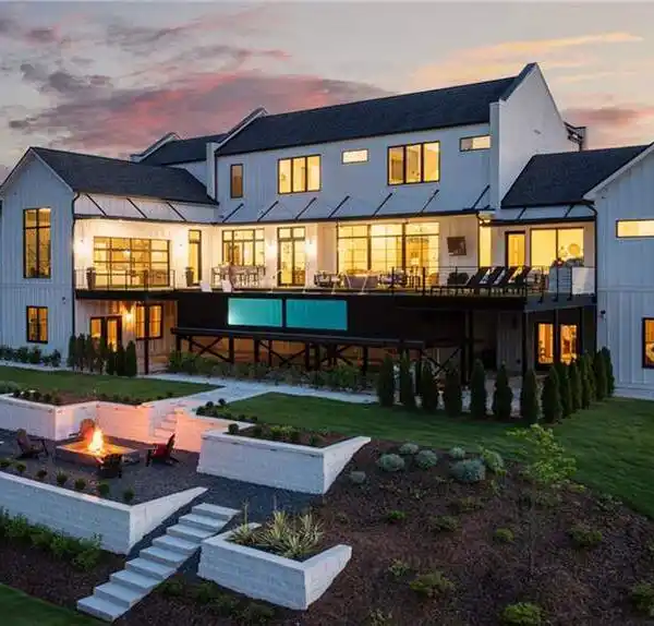 MODERN MASTERPIECE ON 5.6 ACRES