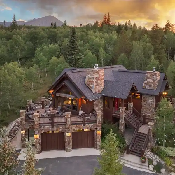 LUXURIOUS AND FUNCTIONAL MOUNTAIN LIVING