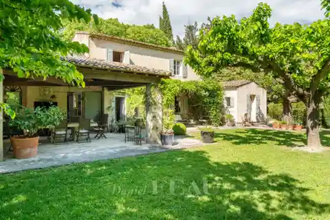 Peaceful Retreat at the Foot of Alpilles