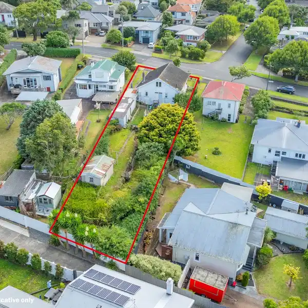 CLASSIC 1910 VILLA WITH LOTS OF GREENERY