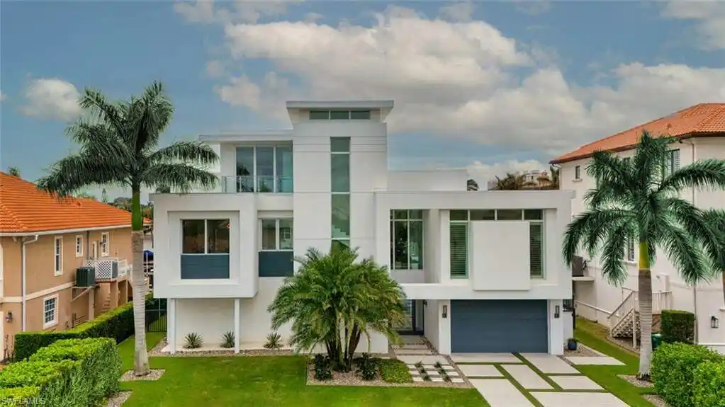One-of-a Kind Contemporary Home Melding Form and Function