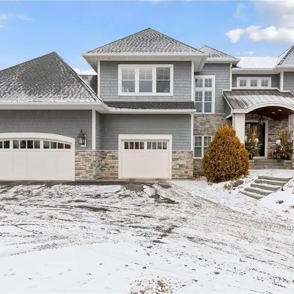 LUXURY AND SOPHISTICATION IN SOUGHT-AFTER PARKWOOD KNOLLS