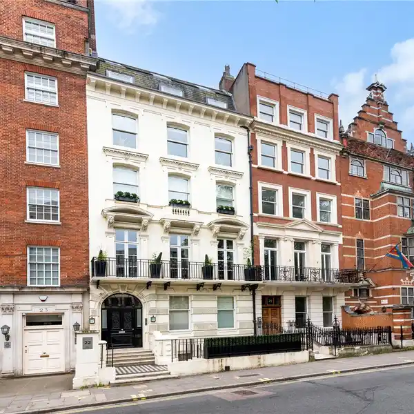 ELEGANT DUPLEX STEPS FROM BUCKINGHAM PALACE