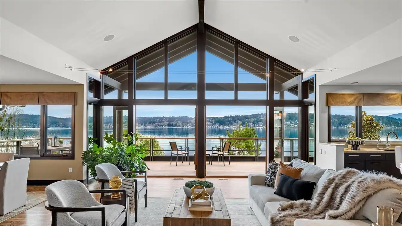 Luxurious Lakefront Oasis